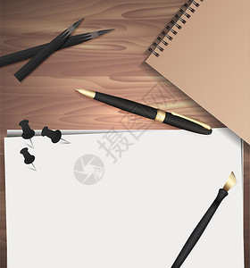 木桌背景上的纸张和钢笔笔记本图片
