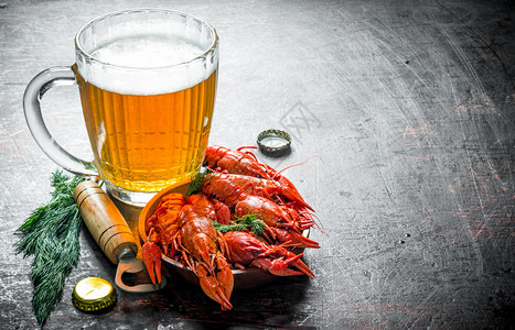 啤酒点心煮熟的龙虾和啤酒煮熟的生锈背景图片
