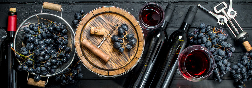 红酒葡萄旧桶黑色生锈杯红葡萄和旧图片