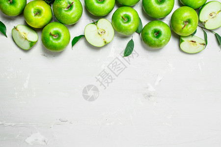 绿色新鲜苹果白锈背景的绿色新鲜苹果图片