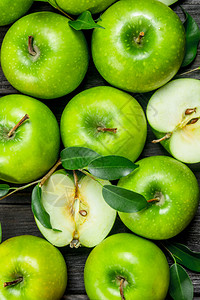多汁的绿苹果有叶子木质背景多汁的绿苹果图片