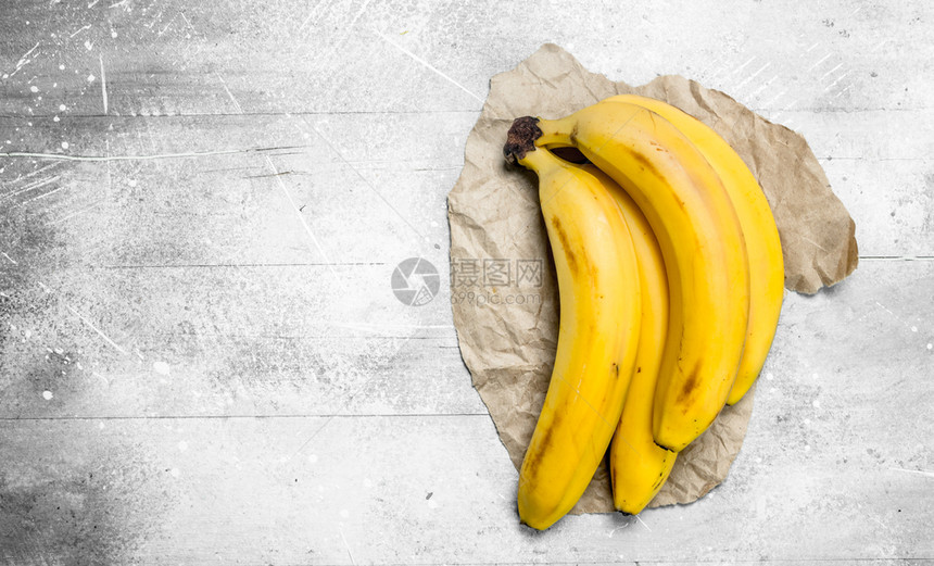 一堆新鲜的香蕉白色生锈背景图片