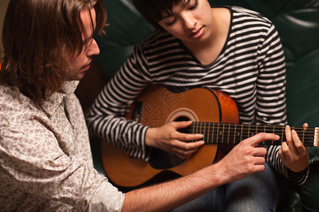 男音乐家教女学生弹吉他图片