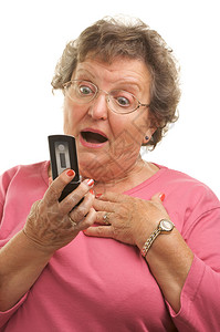 使用手机的老年妇女生活方式高清图片素材