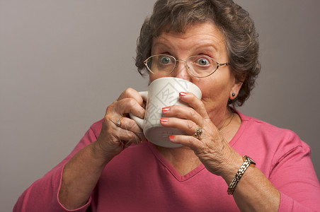 高贵的女士喝一杯咖啡图片