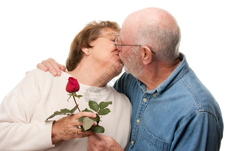 拿着玫瑰花接吻的幸福情侣图片