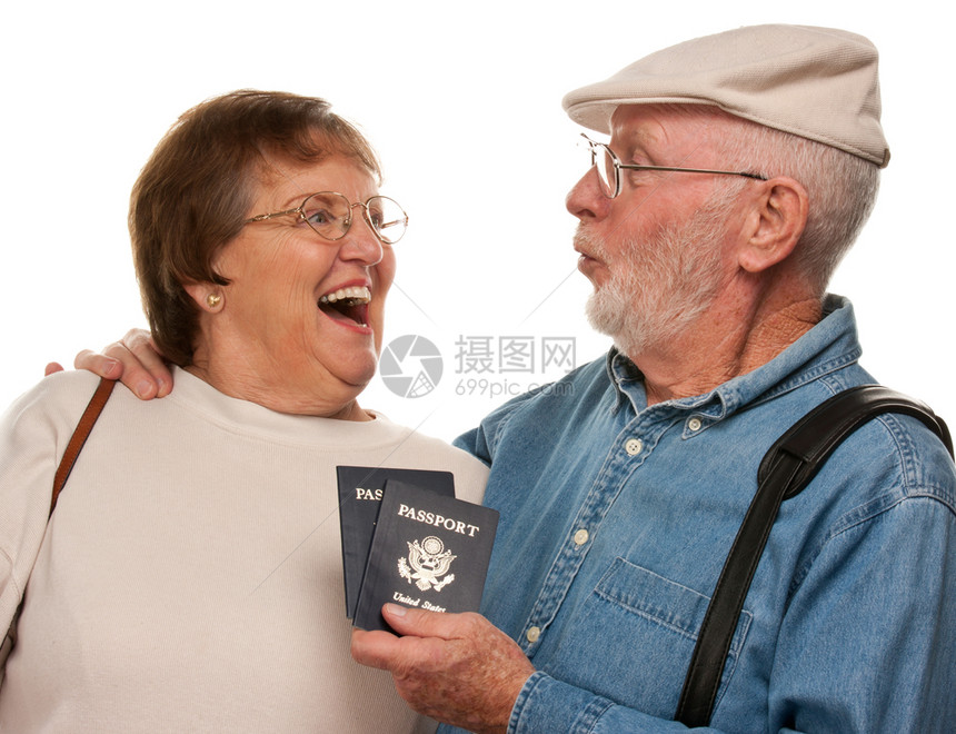 幸福的老年夫妇护照和袋子孤立在白色背景