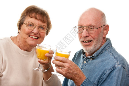 幸福的老年情侣喝橙汁图片