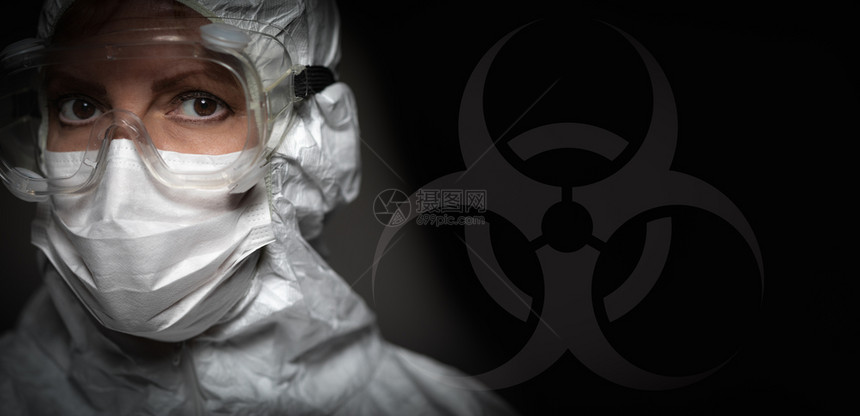 女医生或护士戴有物危害标志的面罩和防护装置图片