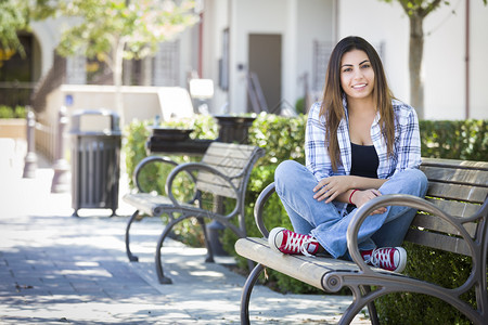 女大学生坐在长椅上思考学院高清图片素材