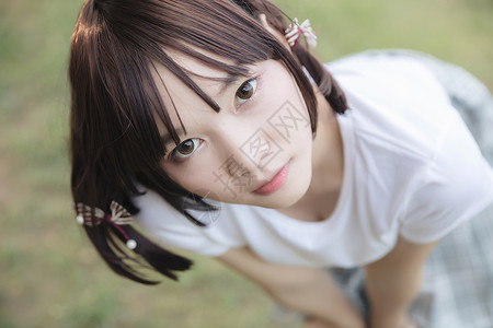 日本风格女孩穿着白衬衫和裙子的亚裔女孩肖像背景