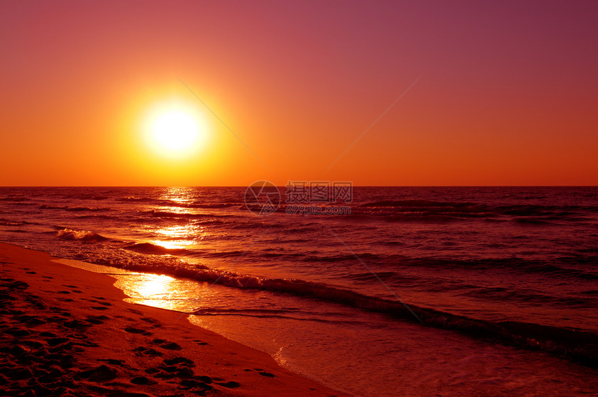 红色明亮的日出在海面上概念是旅行图片