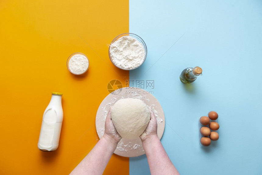在家烘烤面包上有机粉和甜圈上面有粉和甜圈在多彩的厨房桌上烤食材图片