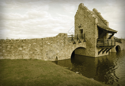 河水上的古代中世纪复制桥图片