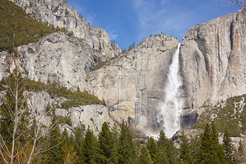 春天的yosemit山上游瀑布图片