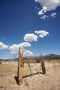 长的栅栏和云层背景图片