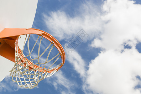 蓝色圈社区篮球圈和网对蓝天的抽象意义背景