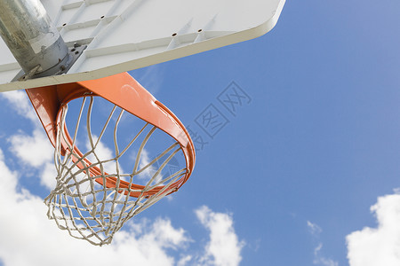 社区篮球圈和网对蓝天的抽象意义背景
