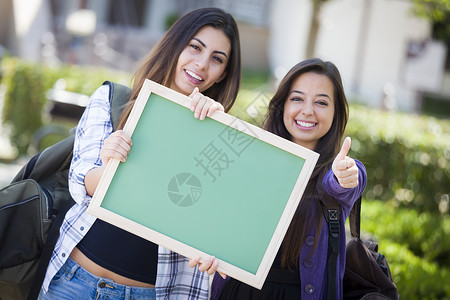 两名女学生手拿着画板成功高清图片素材