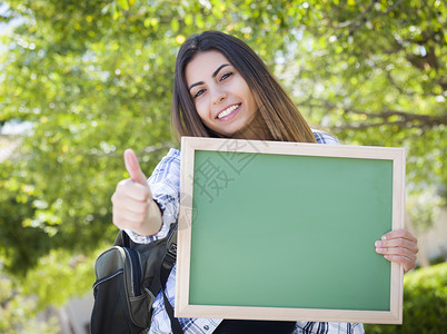 女大学生手拿着画板成功高清图片素材