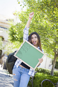 女大学生手拿着画板户外的高清图片素材