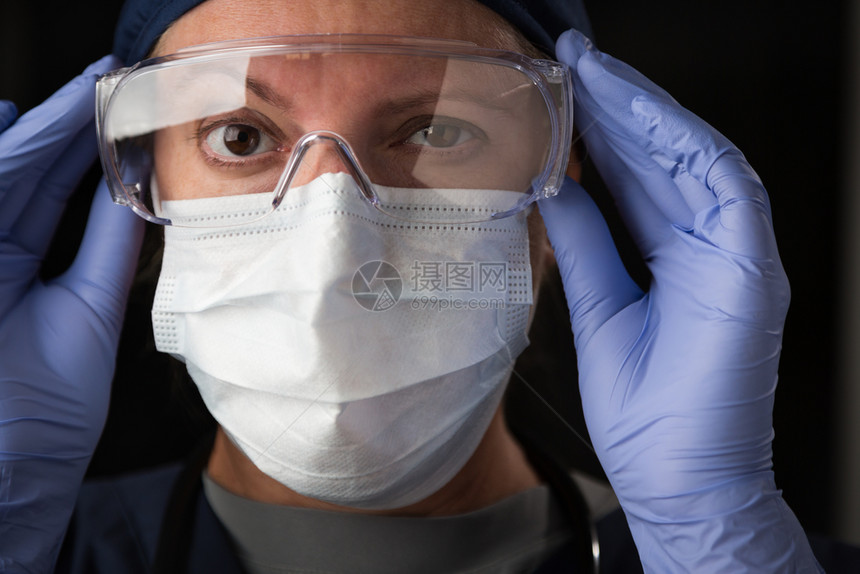 女医生或护士戴面罩和防装备近身贴上女医生或护士图片