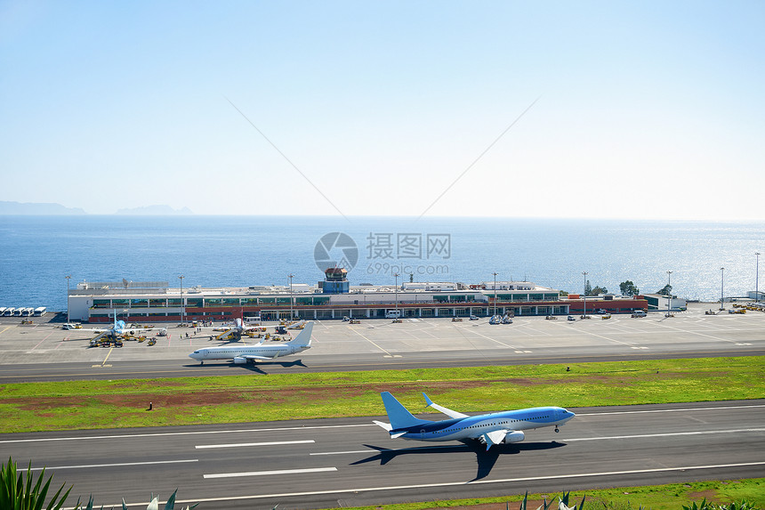 飞机从马德拉国际场跑道上起飞图片