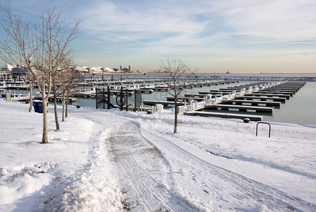 冬季下雪后在芝加哥米奇甘湖的空游艇港图片