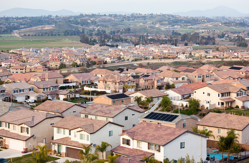 现代邻里住宅屋顶和地平线视野图片