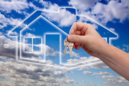 男人交出家用钥匙在鬼祟的家用图标云和天空上图片