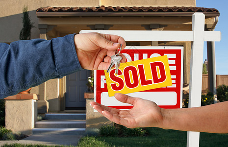 将钥匙交给新家卖房子出售标牌图片
