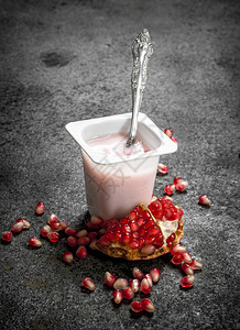 酸奶和新鲜的石榴图片