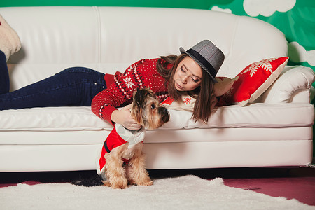 穿着圣诞毛衣的女孩就躺在沙发上图片