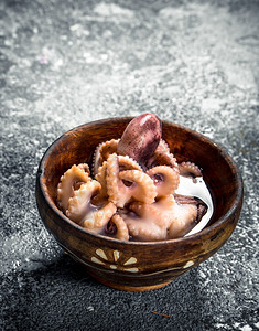 碗里的章鱼生锈背景的章鱼图片