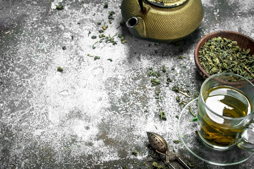 绿茶和壶生锈背景图片