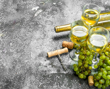 绿葡萄和酒杯里的酒图片