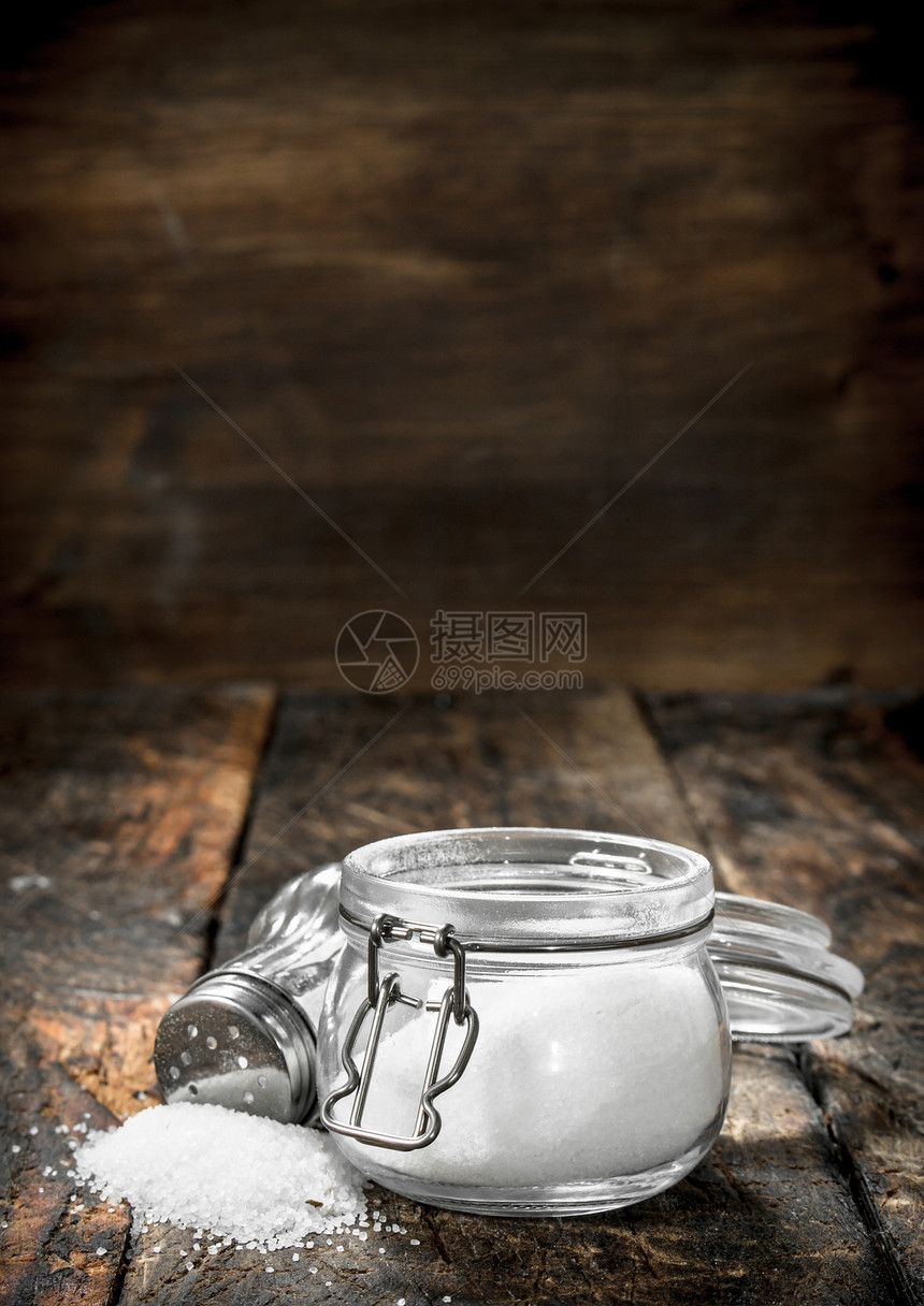 盐在玻璃罐子里盐在木制背景上图片