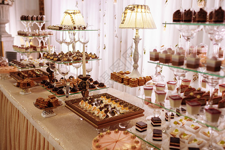 甜的婚礼桌糖果棒巧克力蛋糕甜的巧克力蛋糕图片