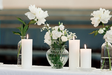 用于婚礼的白花和蜡烛装饰的成分白桌上蜡烛婚礼花和蜡烛装饰图片