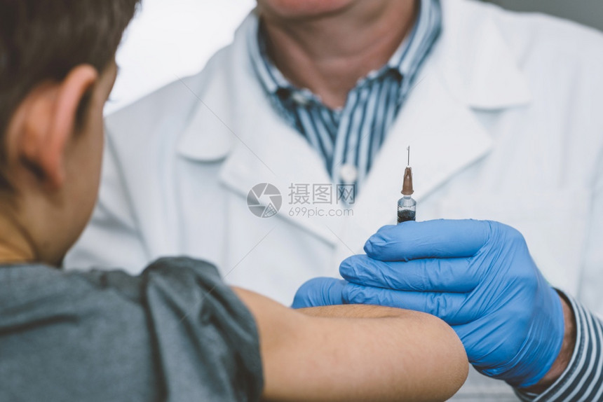 小男孩在医生办公室接种疫苗图片