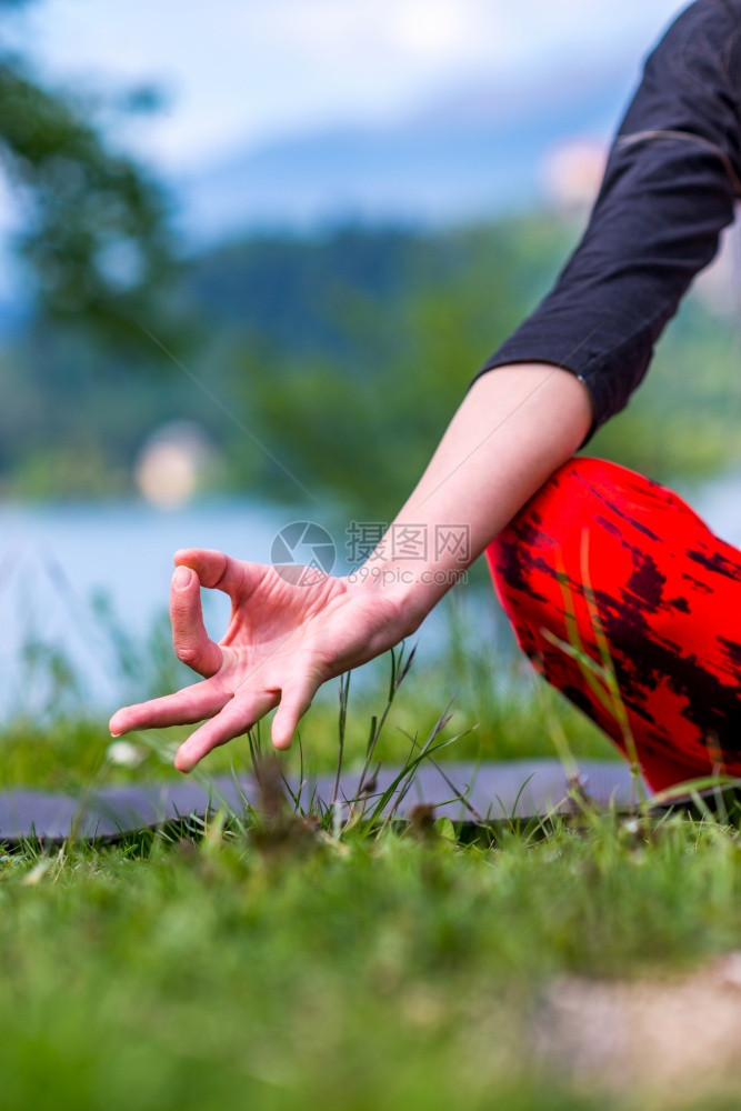 在湖边做瑜伽的女人图片