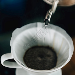 将沸水从壶倒到陶瓷滴灌咖啡机的平方图图片