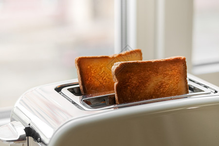 新鲜烤面包机里有几块结壳面包特制的美味早餐选择焦点新鲜烤面包烤特制的烤面包烤特制的美味早餐背景图片