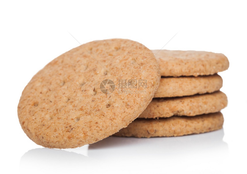 圆环有机脆麦和五粒咸饼干白色背景图片