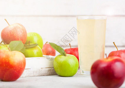 玻璃新鲜有机苹果汁用木制背景盒装的breun粉红女士苹果文本空间图片