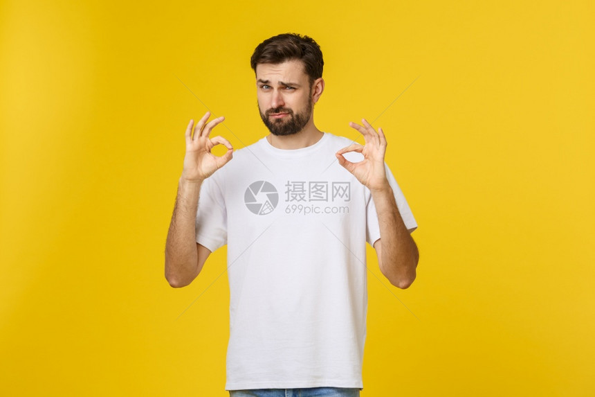 一位在黄色背景上被孤立的快乐年轻男子画像图片