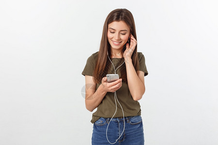 一位可爱的女士在耳机中聆听音乐青年高清图片素材