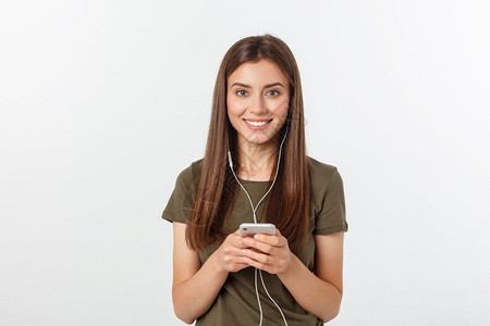 一位可爱的女士在耳机中聆听音乐享受高清图片素材