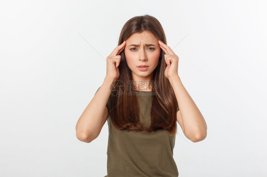 身患疾病或头痛的有吸引力年轻妇女头部被孤立在白的身上患疾病或头痛的年轻有吸引力妇女头部被孤立在白的身上图片
