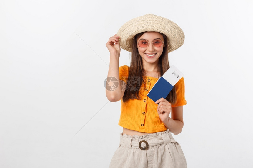 拥有白色背景护照的快乐旅游妇女肖像图片